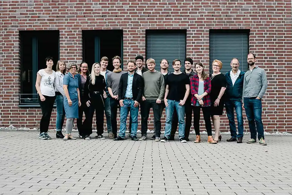 ish gruppe teambild draussen