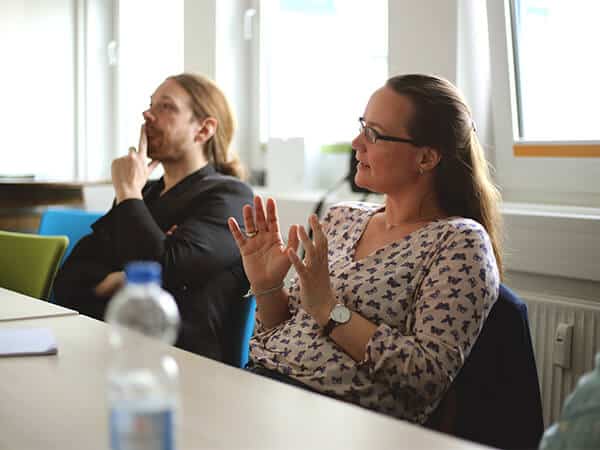 ish schule lehrerfortbildung team 40 zwei lehrkraefte am reden