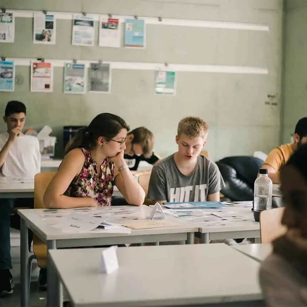ish schule schulklasse erich kaestner lehrerin erklaert schueler thema