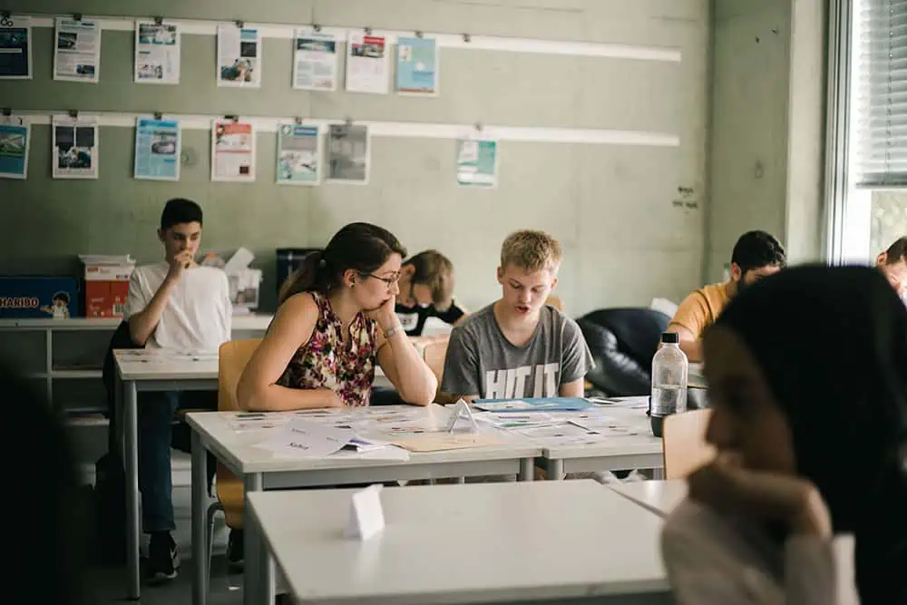 ish schule schulklasse unterricht frau erklaert jungen thema
