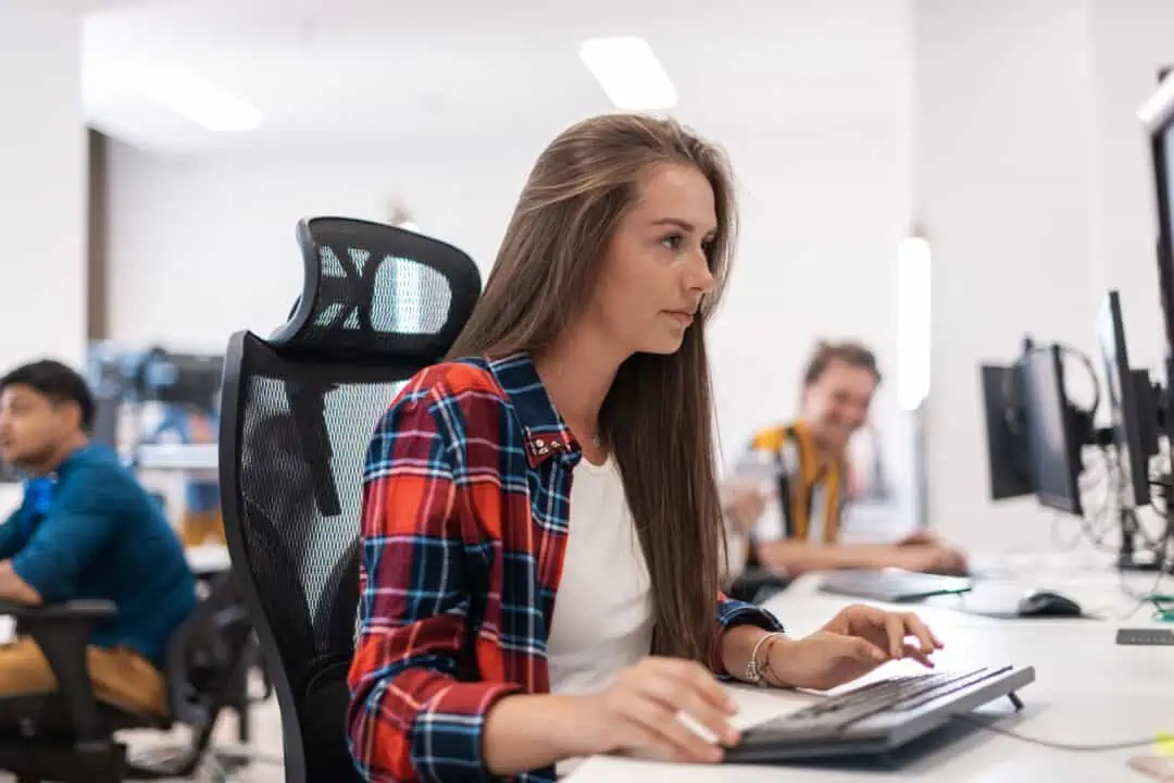 KI-Influencer und KI-Follower: Medienkompetenz als Schlüsselkompetenz für eine aufgeklärte Gesellschaft? 3 Medienkompetenz an Schulen