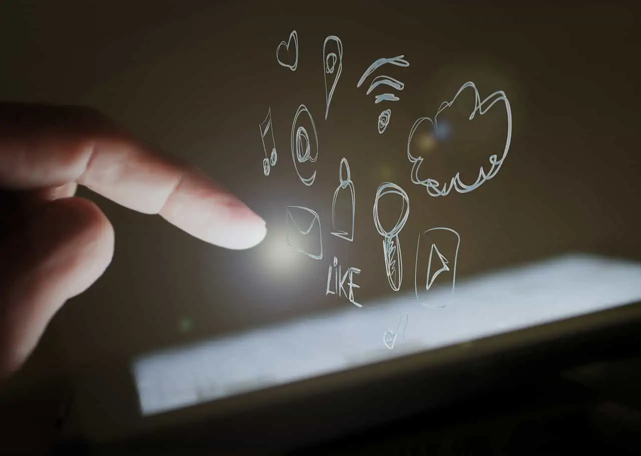 KI-Influencer und KI-Follower: Medienkompetenz als Schlüsselkompetenz für eine aufgeklärte Gesellschaft? 2 touch screen 1023966 1280