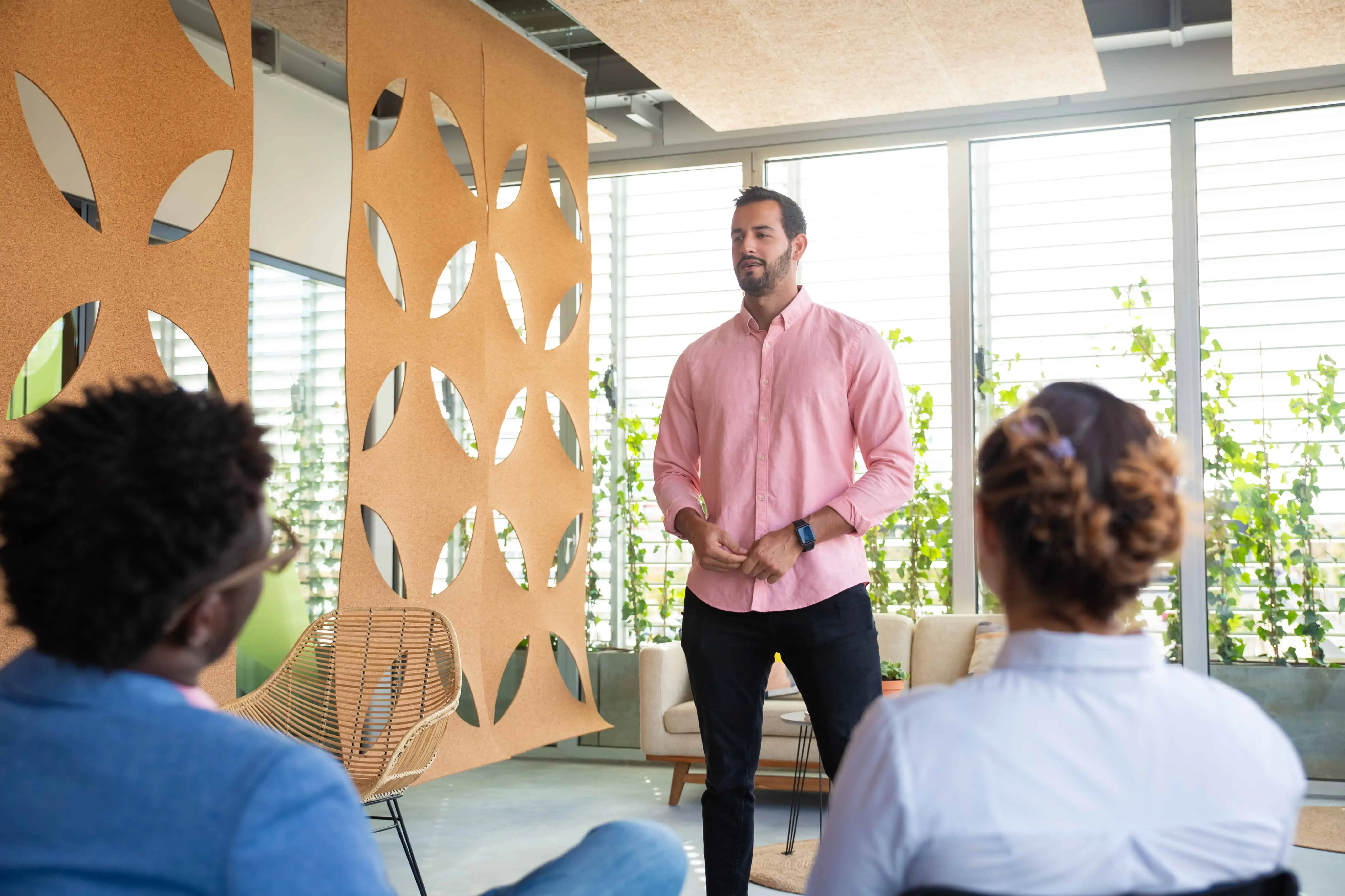 Systemisches Coaching in der Beratungspraxis: Komplexität reduzieren, Verständnis gewinnen 2 confident team leader talking colleagues