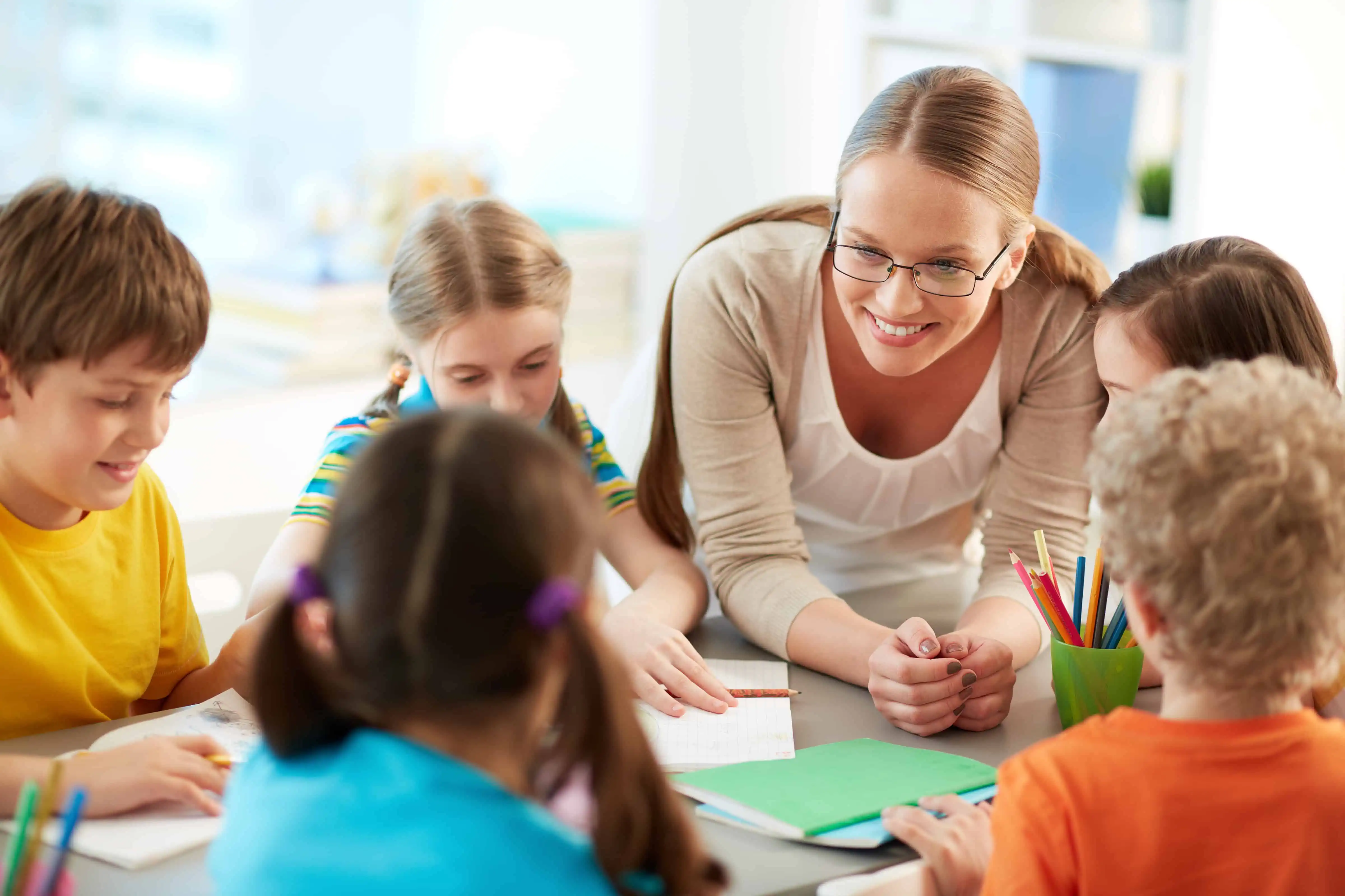 Systemisches Coaching und Schule: Eine synergetische Verbindung für die Zukunft 2 happy teacher listening her students