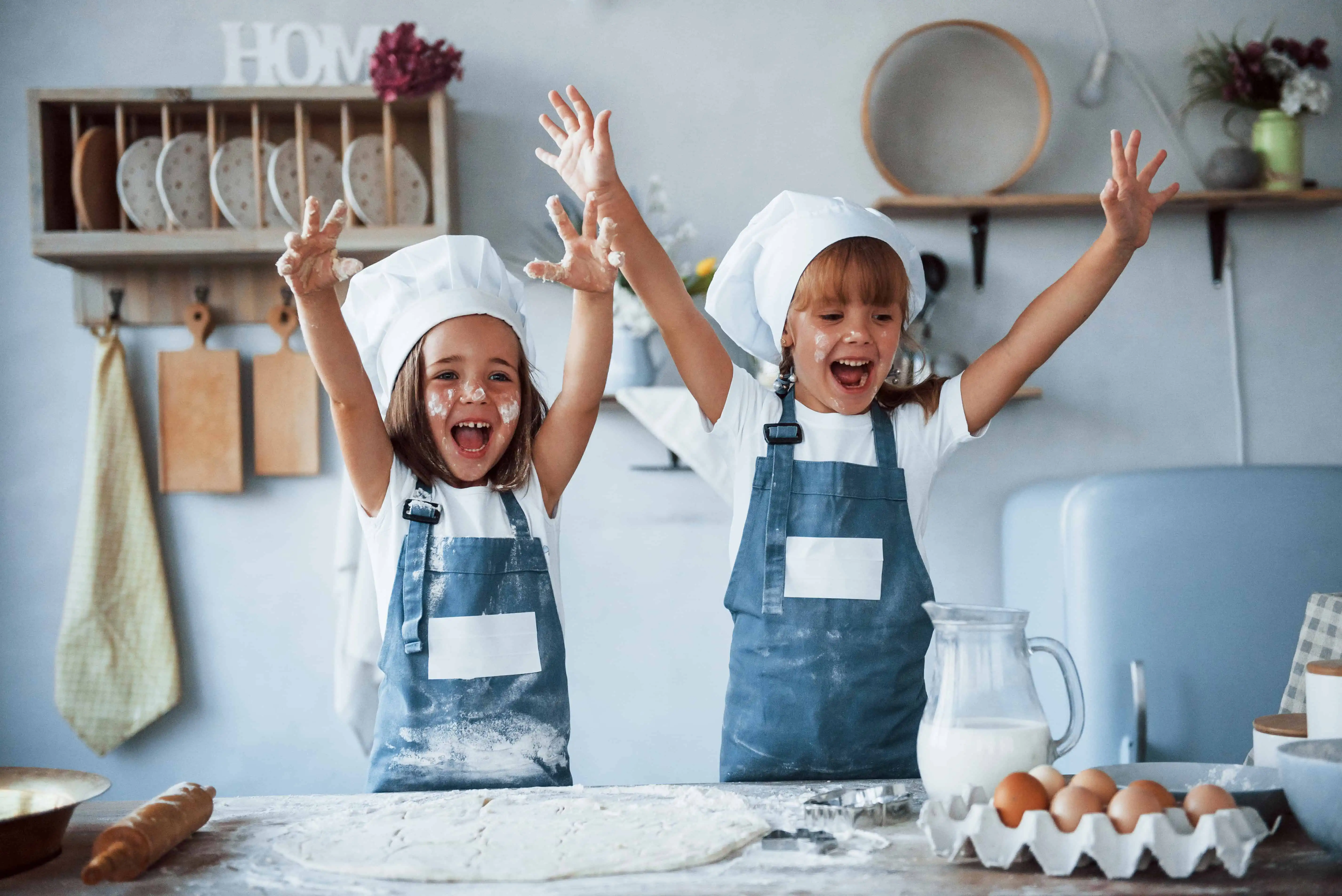 Lehrergesundheit, gesunde Schule: Zur Relevanz und Förderung von Lehrergesundheit 2 having fun process family kids white chef uniform preparing food kitchen