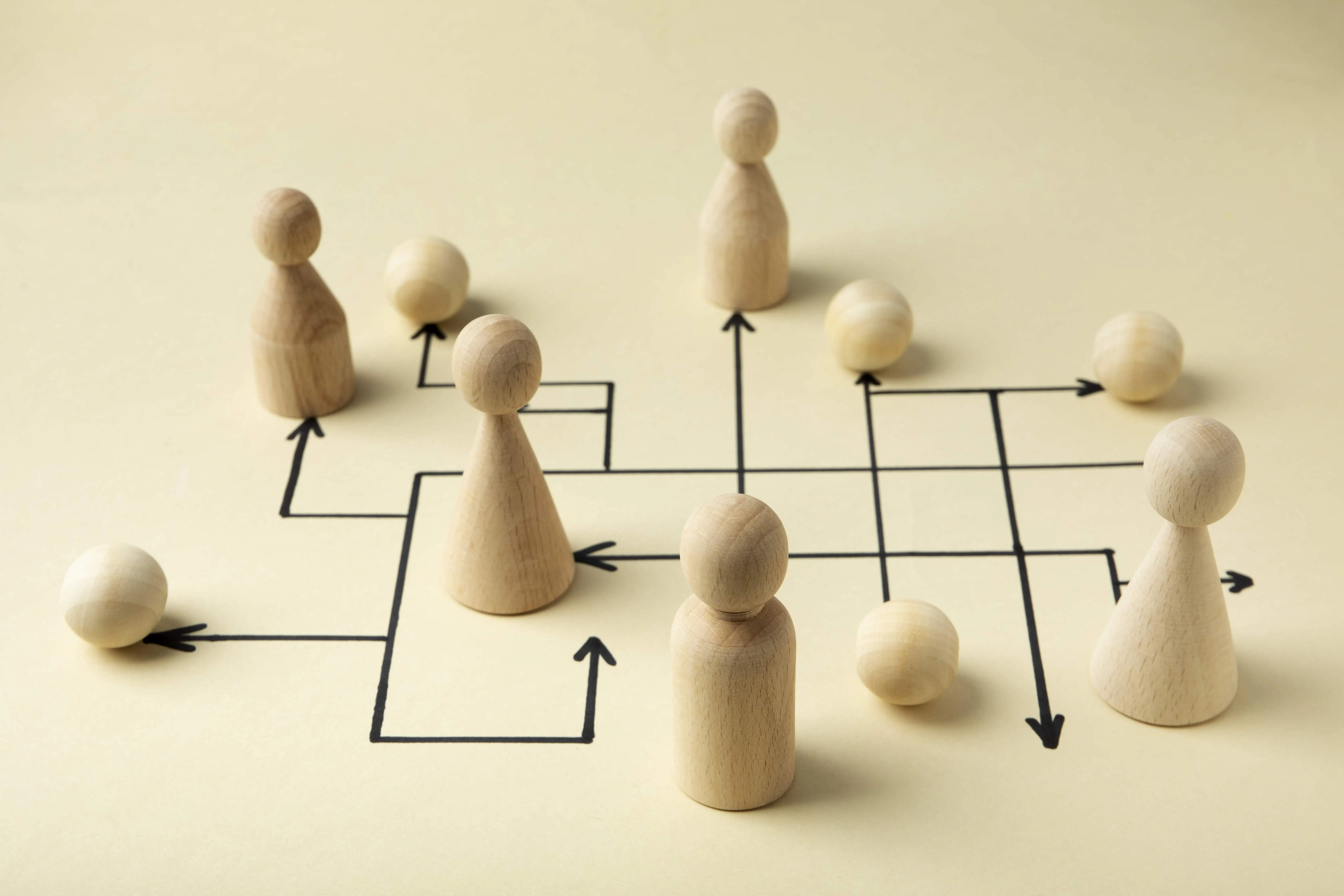 Systemisches Coaching in der Beratungspraxis: Komplexität reduzieren, Verständnis gewinnen 1 high angle wooden pawns arrangement
