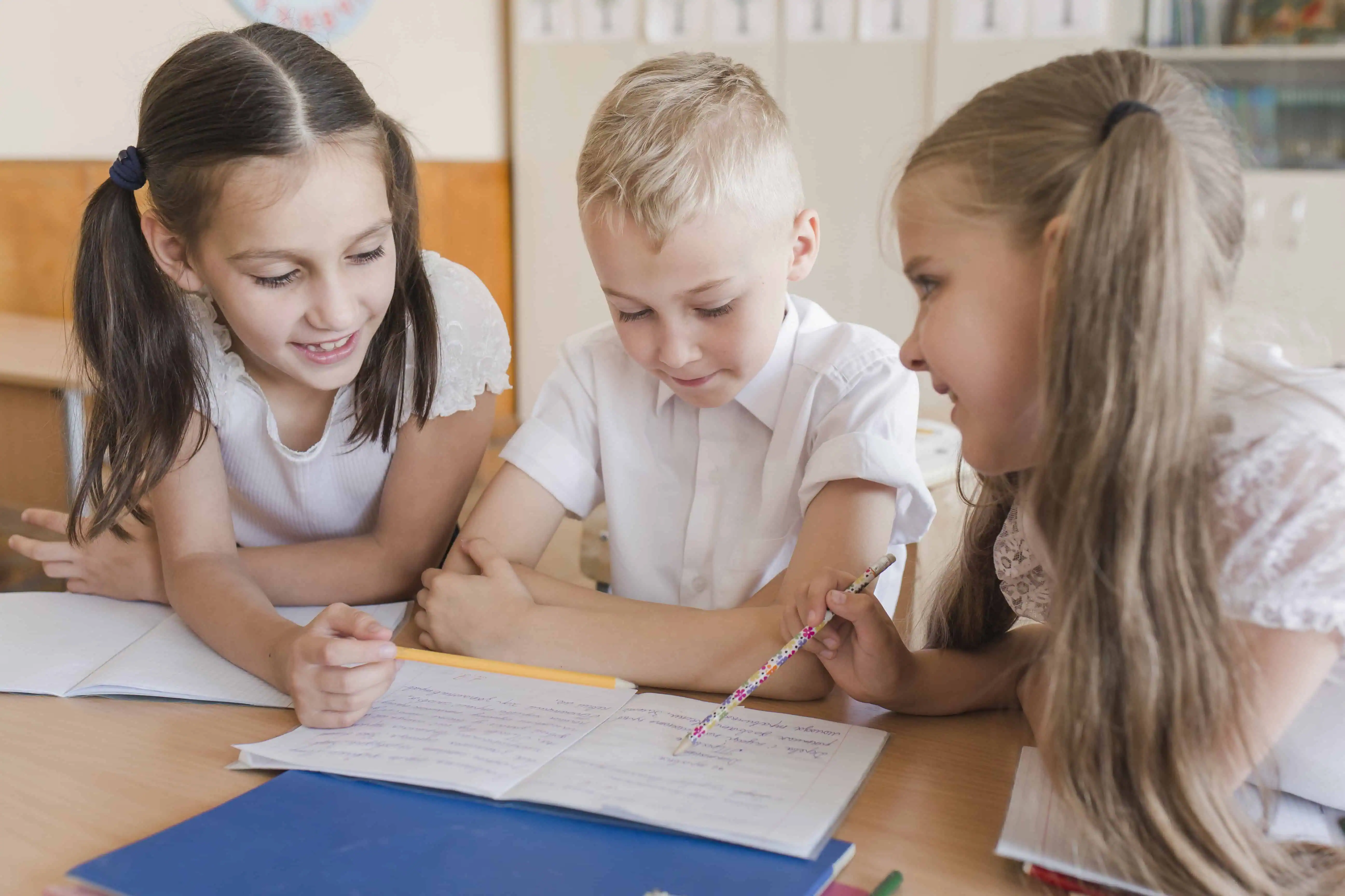 Back to basics! Die Rolle von Basiskompetenzen – und wie Schulen ihren Erwerb vor dem Hintergrund aktueller Entwicklungen gezielt fördern können 3 girls explaining exercise boy