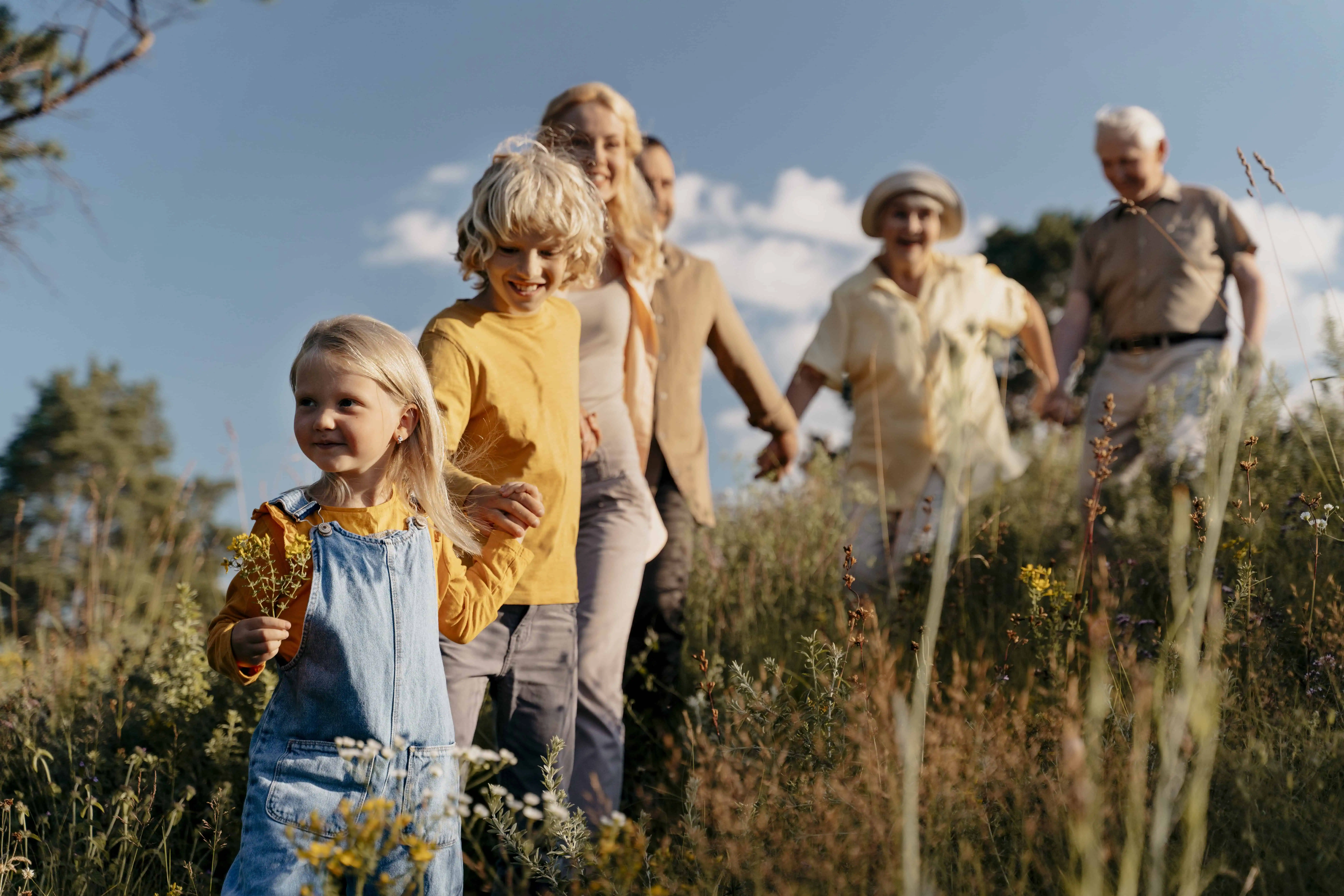 Back to basics! Die Rolle von Basiskompetenzen – und wie Schulen ihren Erwerb vor dem Hintergrund aktueller Entwicklungen gezielt fördern können 4 medium shot happy family nature
