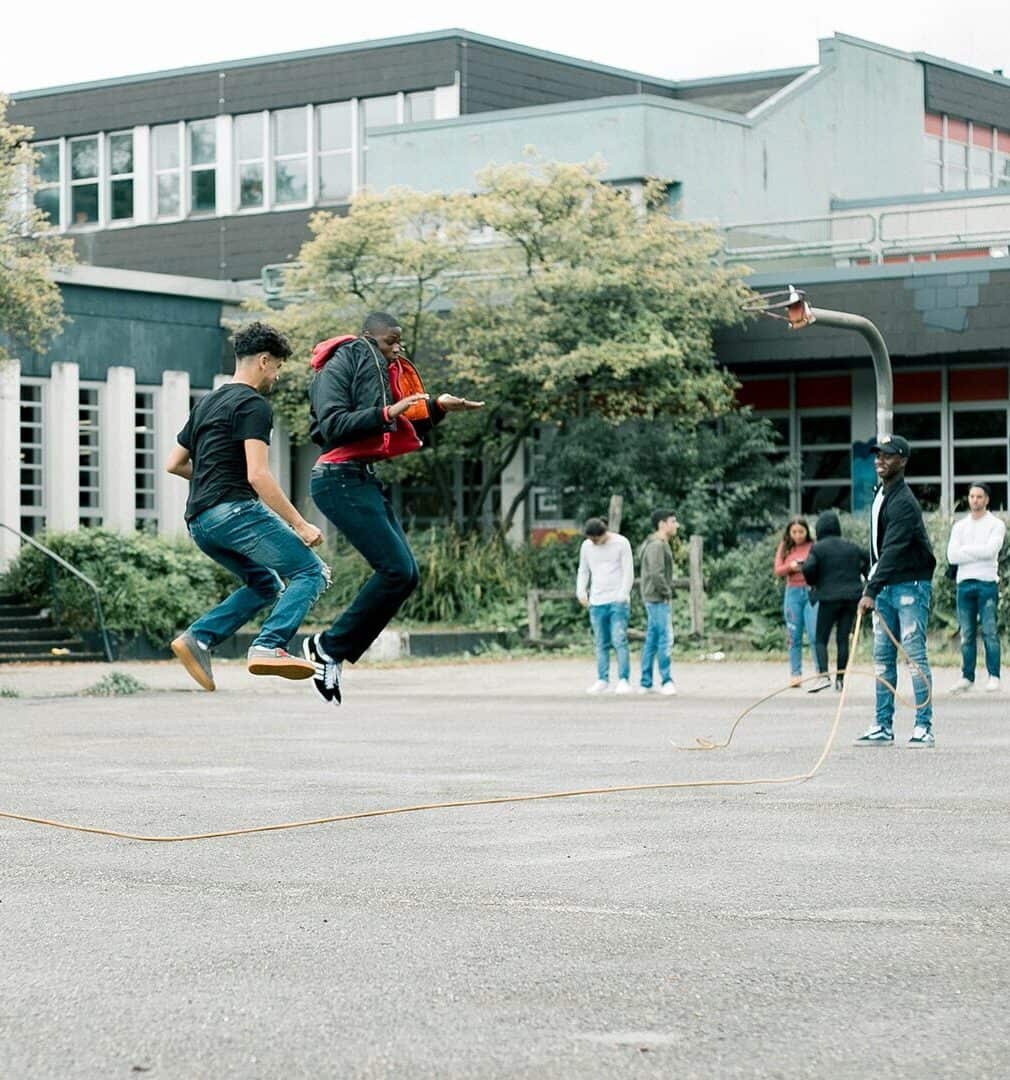 Gesunde Schule - Gesund und zukunftsfähig im Schulalltag 1 Schüler eine Schule springen Seil und zeigen eine gesunde Schule